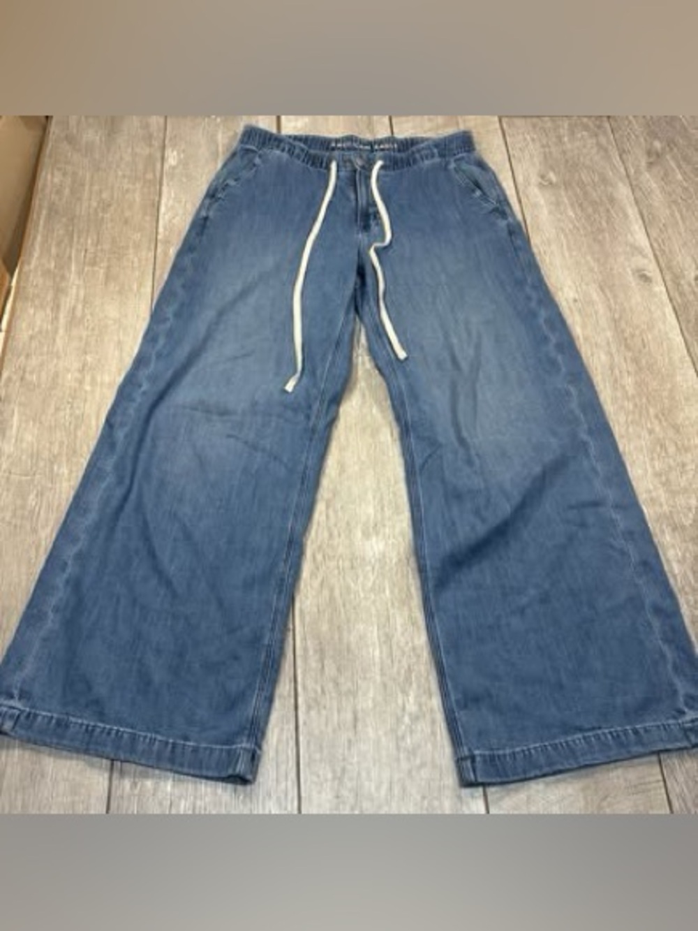American eagle women’s Medium fits large Long-low-rise ultra wide leg